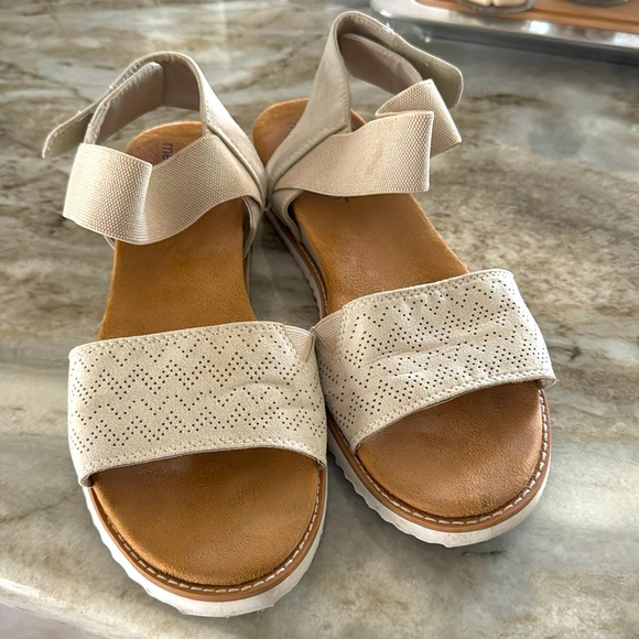 Skechers size 11 memory foam sole adjustable sandals. EUC tan - Picture 1 of 6